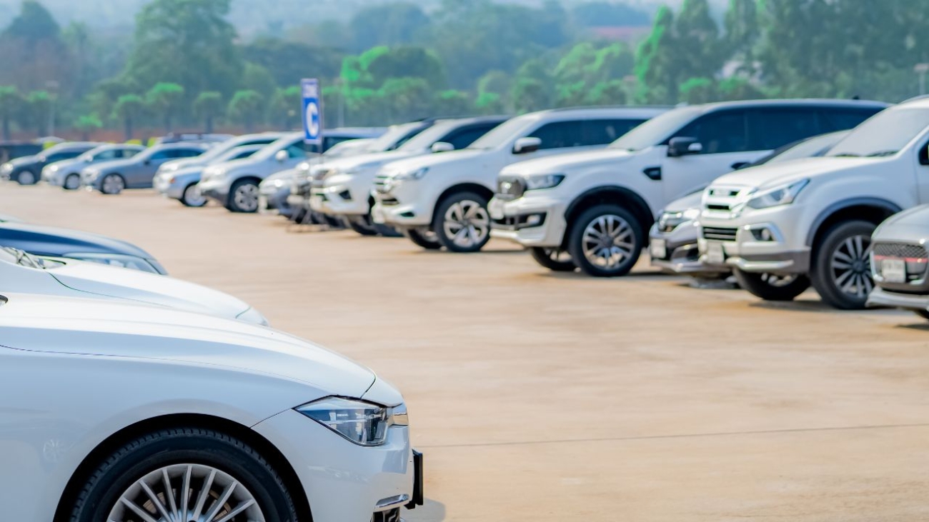 Bezpieczny parking przy lotnisku: Dlaczego warto wybrać Strefę Wylotu przy Okęciu