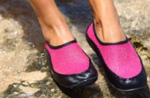 Chronią stopy i poprawiają komfort: Dlaczego buty do wody są niezbędne na każdej plażowej wyprawie?