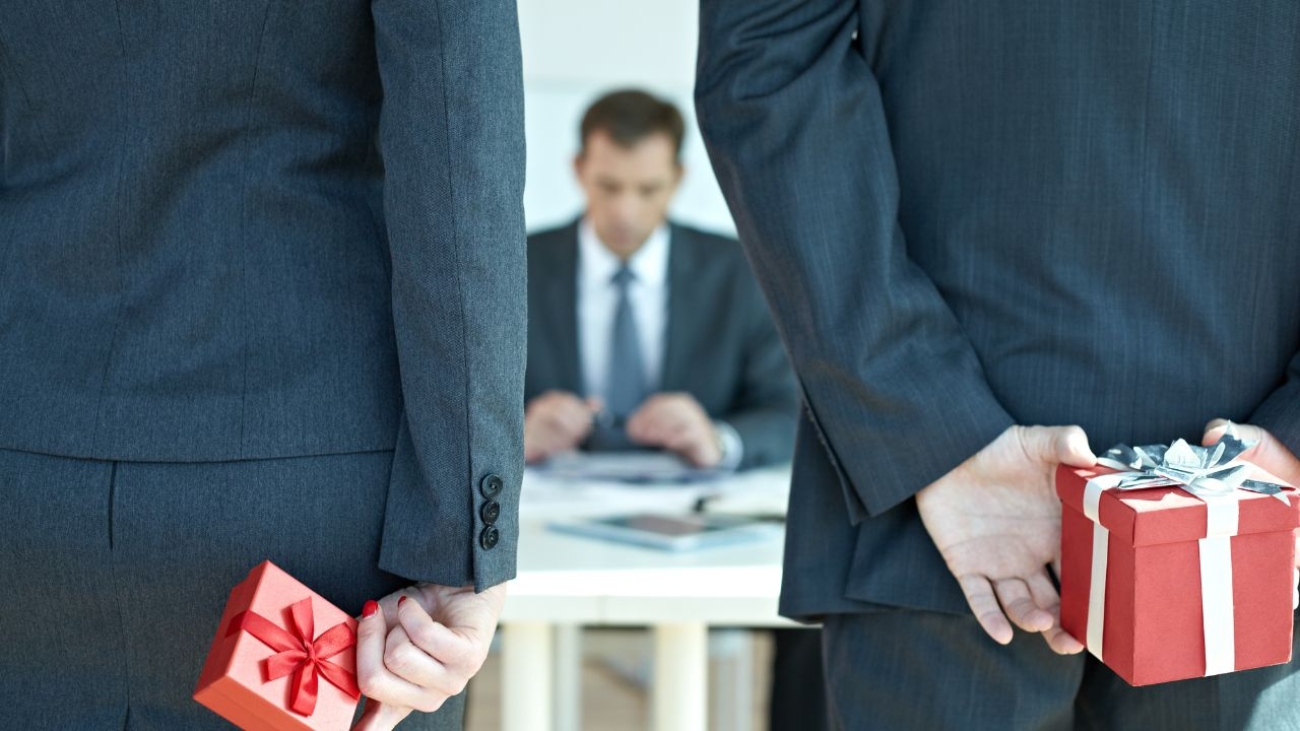 Inspirujące pomysły na prezenty dla szefa, które wyróżnią Cię w biurze