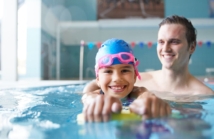 Jak przygotować dziecko w wieku od 8 do 10 lat do lekcji pływania?