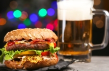 Kulinarne mariaże: idealne połączenia burgerów i piw z menu Piwo Sfery