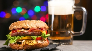 Kulinarne mariaże: idealne połączenia burgerów i piw z menu Piwo Sfery