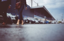 Jak znaleźć najwygodniejsze parkingi lotniskowe przy trasie S7 w okolicach lotniska Okęcie?