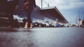 Jak znaleźć najwygodniejsze parkingi lotniskowe przy trasie S7 w okolicach lotniska Okęcie?