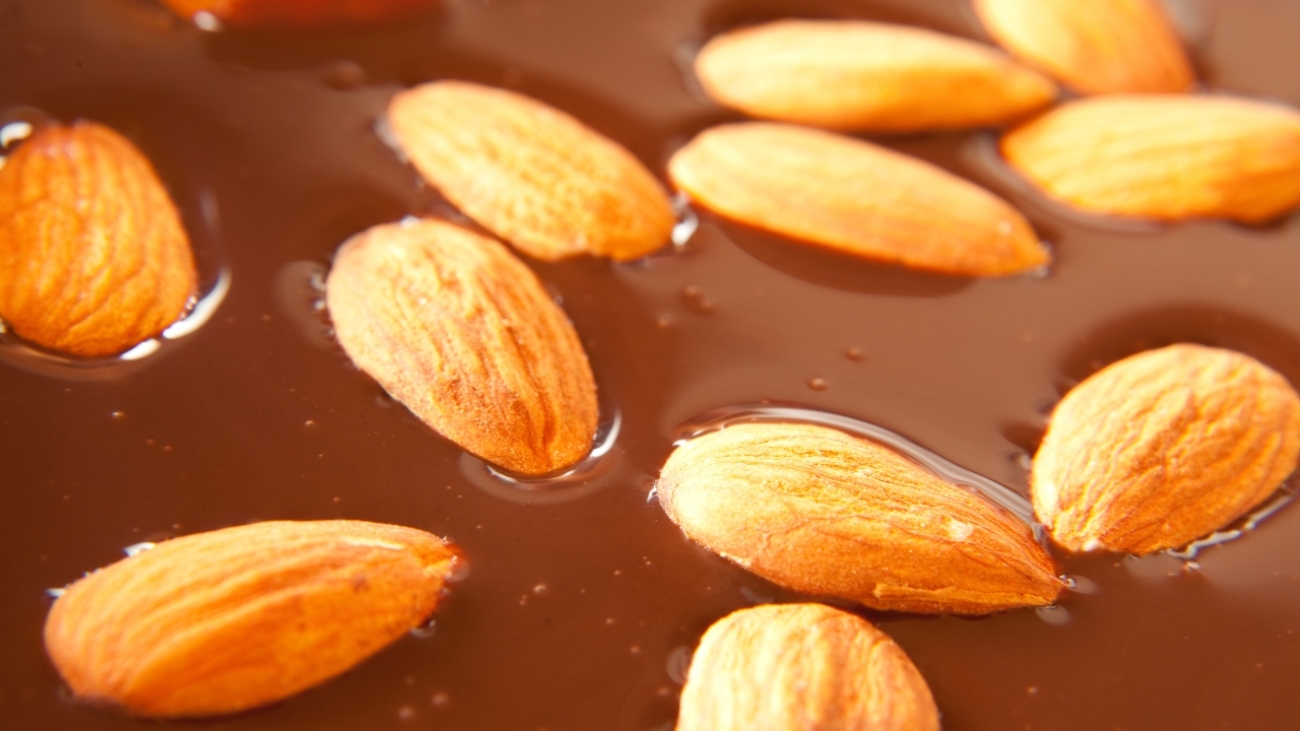 Słodki rarytas: jak zrobić pyszne migdały w czekoladzie w domu