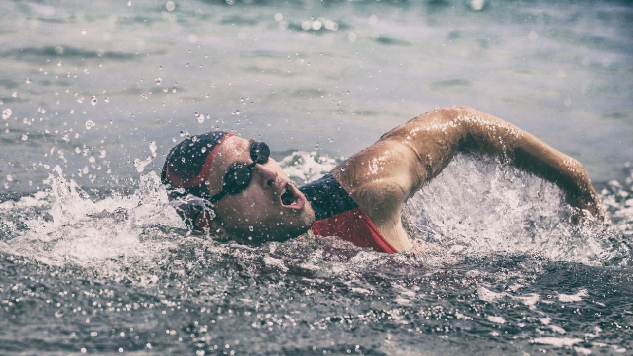 Przygotowanie do triathlonu: jak efektywnie włączyć trening pływania do swojego planu treningowego