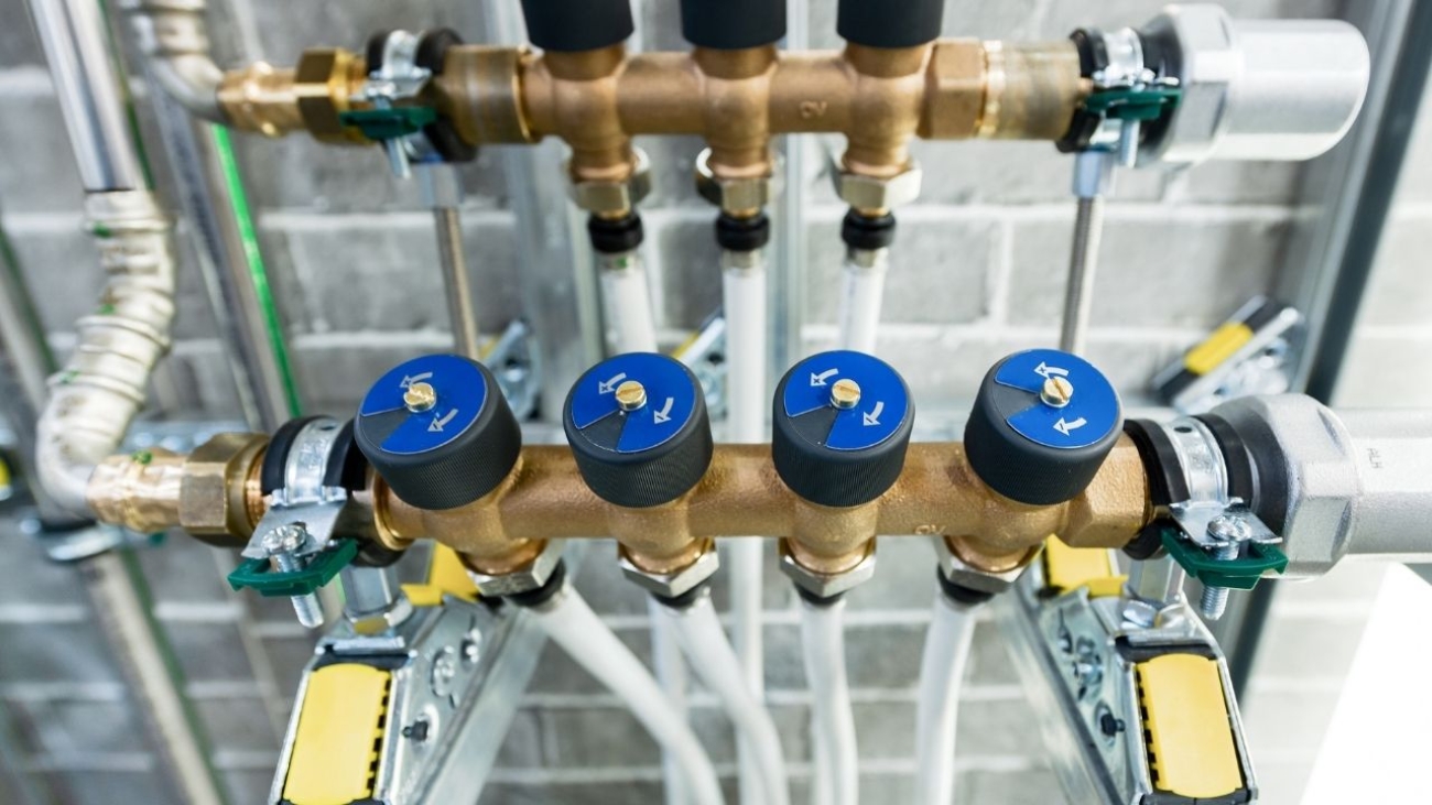 Efektywność i nowoczesność: poznaj zalety szafy hydraulicznej w systemach grzewczych