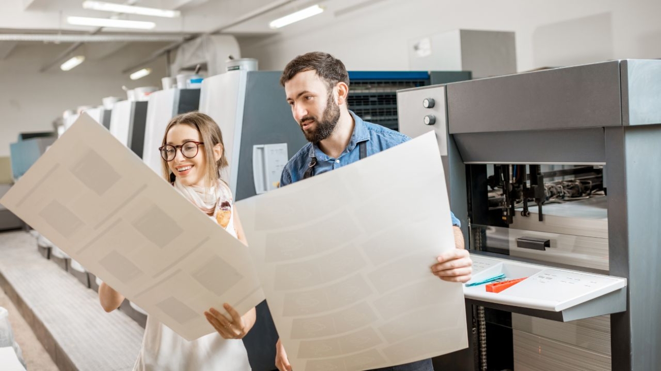 Innowacyjne wykorzystanie druku arkuszy plano z lakierem dyspersyjnym w formacie B-1: nowe możliwości w produkcji materiałów reklamowych