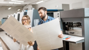 Innowacyjne wykorzystanie druku arkuszy plano z lakierem dyspersyjnym w formacie B-1: nowe możliwości w produkcji materiałów reklamowych