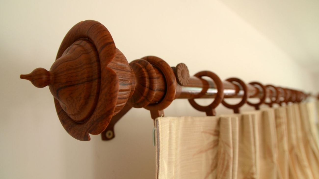 Stylowe aranżacje wnętrz dzięki szerokiemu wyborowi karniszy: jak dobrać idealny model do swojego wnętrza