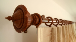 Stylowe aranżacje wnętrz dzięki szerokiemu wyborowi karniszy: jak dobrać idealny model do swojego wnętrza