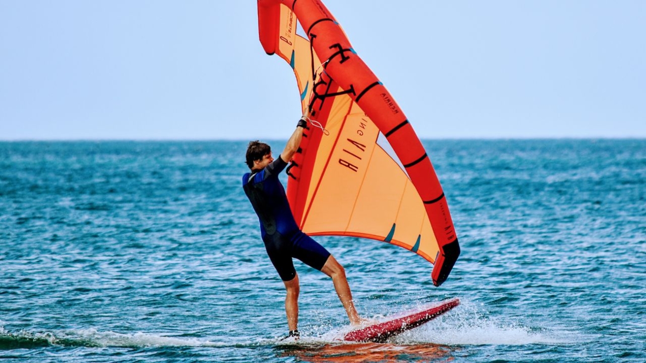 Znajdź raj nad morzem: domki w Sławoszynku dla miłośników sportów wodnych