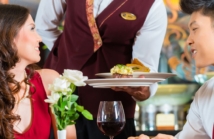 Niezapomniane doświadczenie: Kolacje serwowane na statku w Warszawie