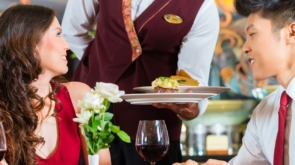 Niezapomniane doświadczenie: Kolacje serwowane na statku w Warszawie