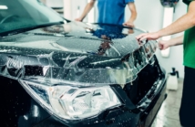 Zabezpieczenie lakieru samochodowego: Jak folia ochronna przedłuża życie Twojego auta?