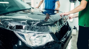 Zabezpieczenie lakieru samochodowego: Jak folia ochronna przedłuża życie Twojego auta?