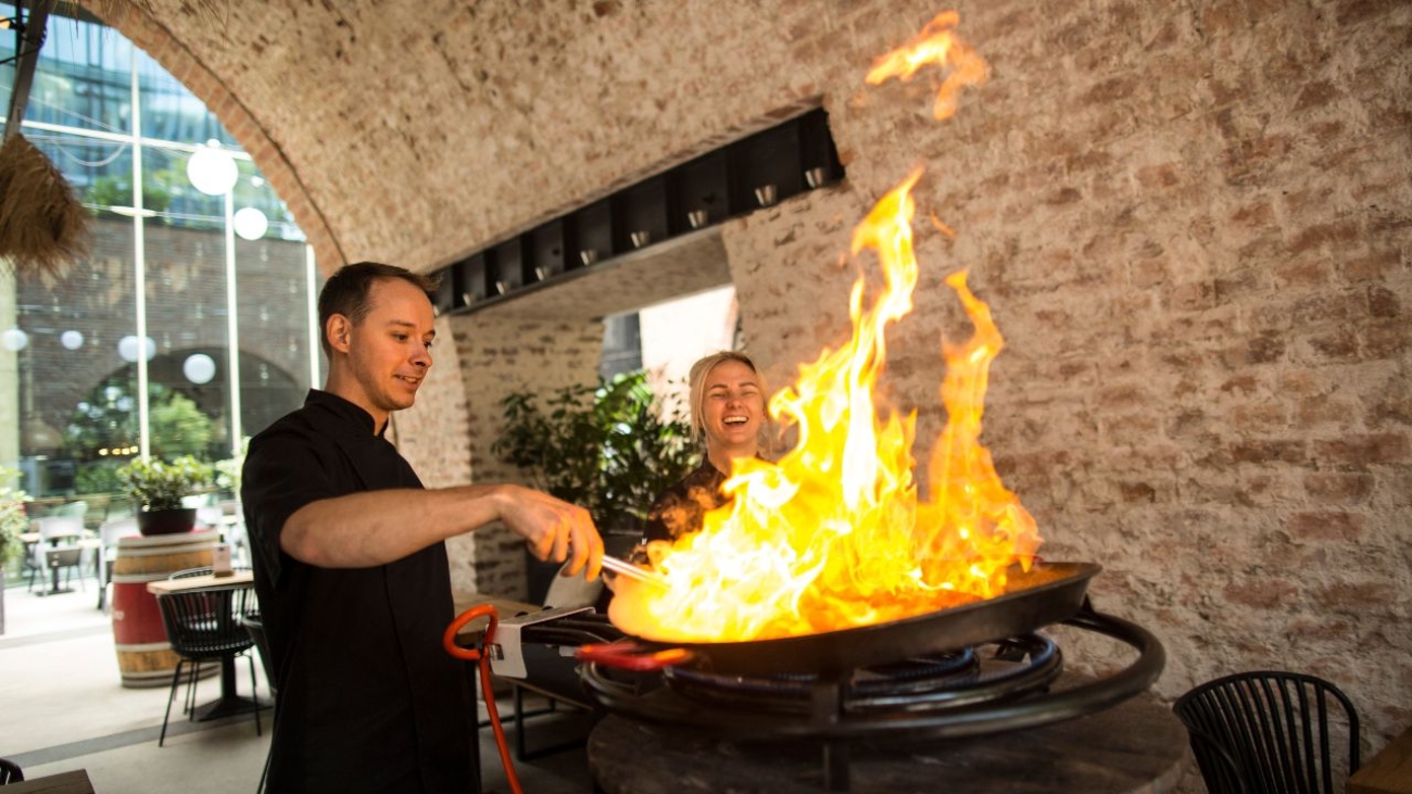 Paella live cooking show w restauracji Sobremesa - Hiszpańska uczta dla zmysłów