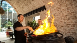 Paella live cooking show w restauracji Sobremesa - Hiszpańska uczta dla zmysłów