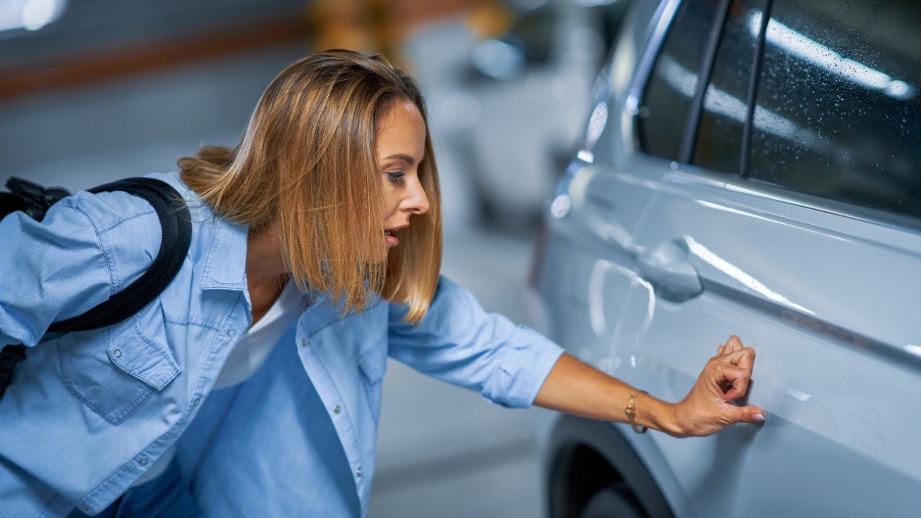 Dlaczego warto wybrać prywatny parking zamiast parkingu lotniskowego?