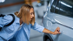 Dlaczego warto wybrać prywatny parking zamiast parkingu lotniskowego?