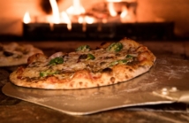 Pizza z pieca opalanego drewnem: Tradycja i smak w River Cafe