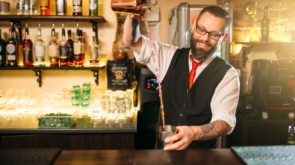 Pokazy sztuki barmańskiej flair – atrakcja, która zachwyci Twoich gości