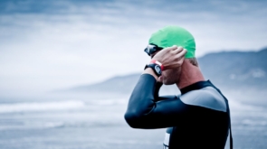 Treningi open water – jak oswoić się z pływaniem na otwartych akwenach?