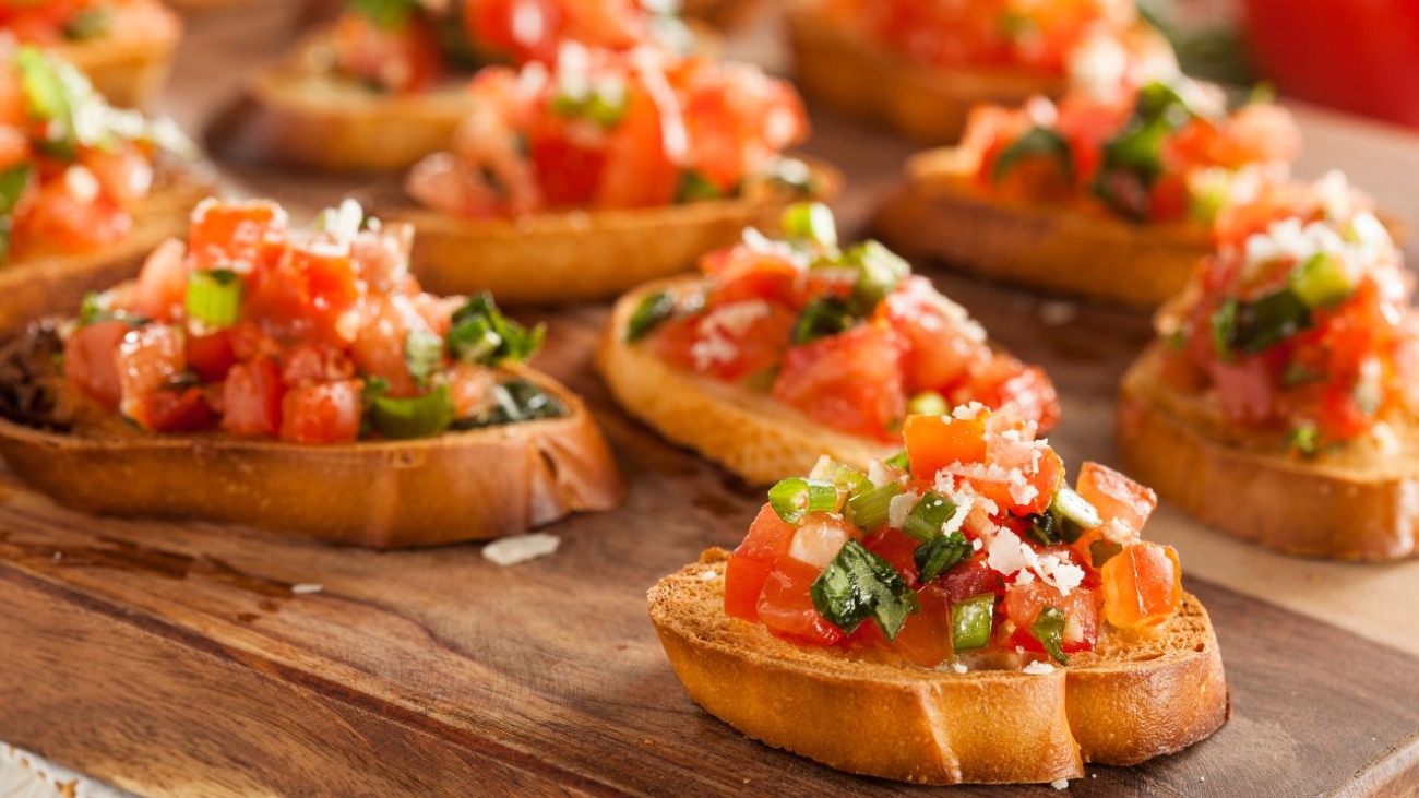 Włoskie aperitivo: sztuka spotkań przy pysznych przekąskach