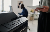 Druk wielkoformatowy w firmie – korzyści i strategie inwestycyjne w plotery