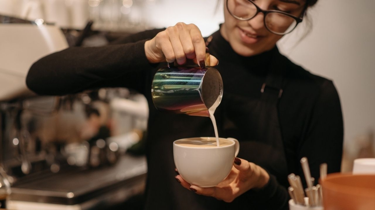Technika skimming w parzeniu kawy: co to takiego i dlaczego jest stosowana podczas cuppingu?