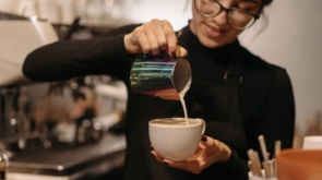Technika skimming w parzeniu kawy: co to takiego i dlaczego jest stosowana podczas cuppingu?