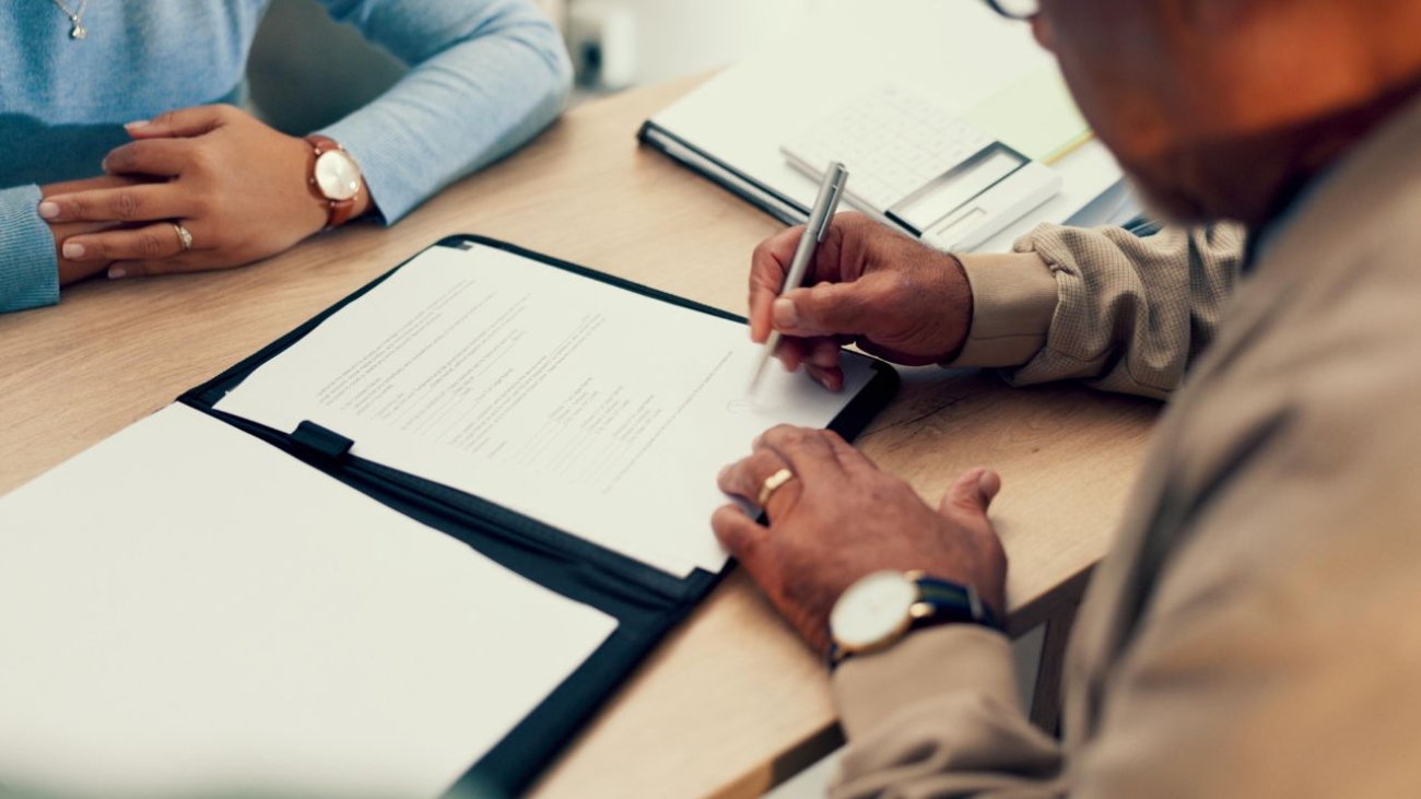 Czym różni się akt notarialny od zwykłej umowy? Wyjaśnienie kluczowych różnic prawnych