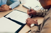 Czym różni się akt notarialny od zwykłej umowy? Wyjaśnienie kluczowych różnic prawnych