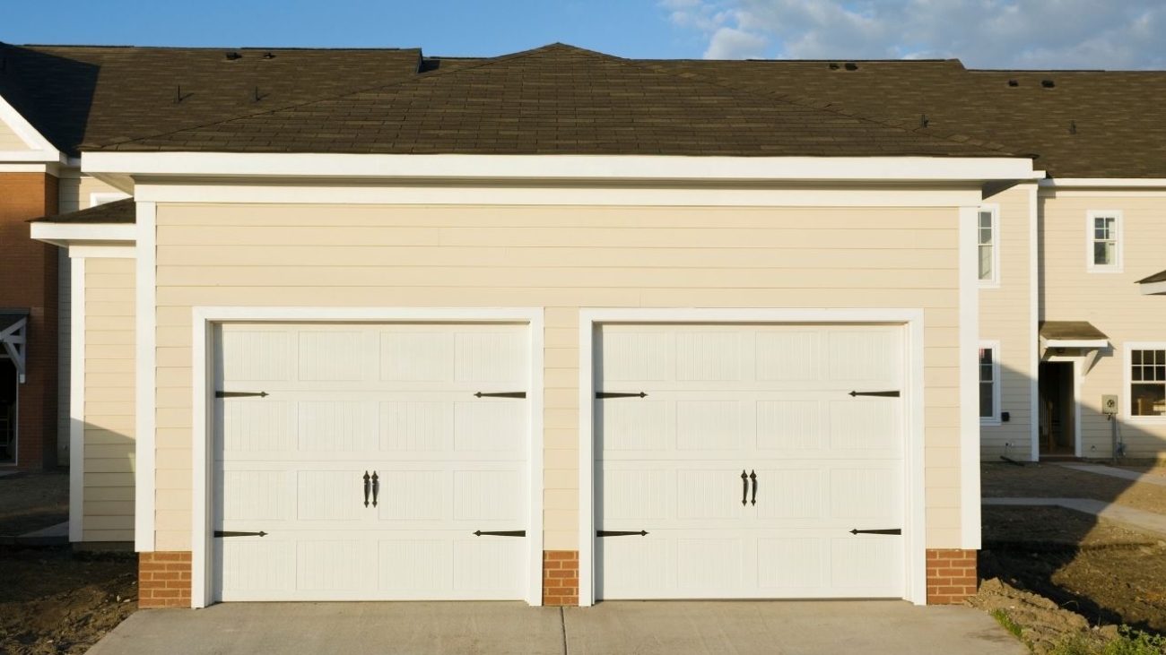 Jak działają panele termoizolacyjne w bramach segmentowych?