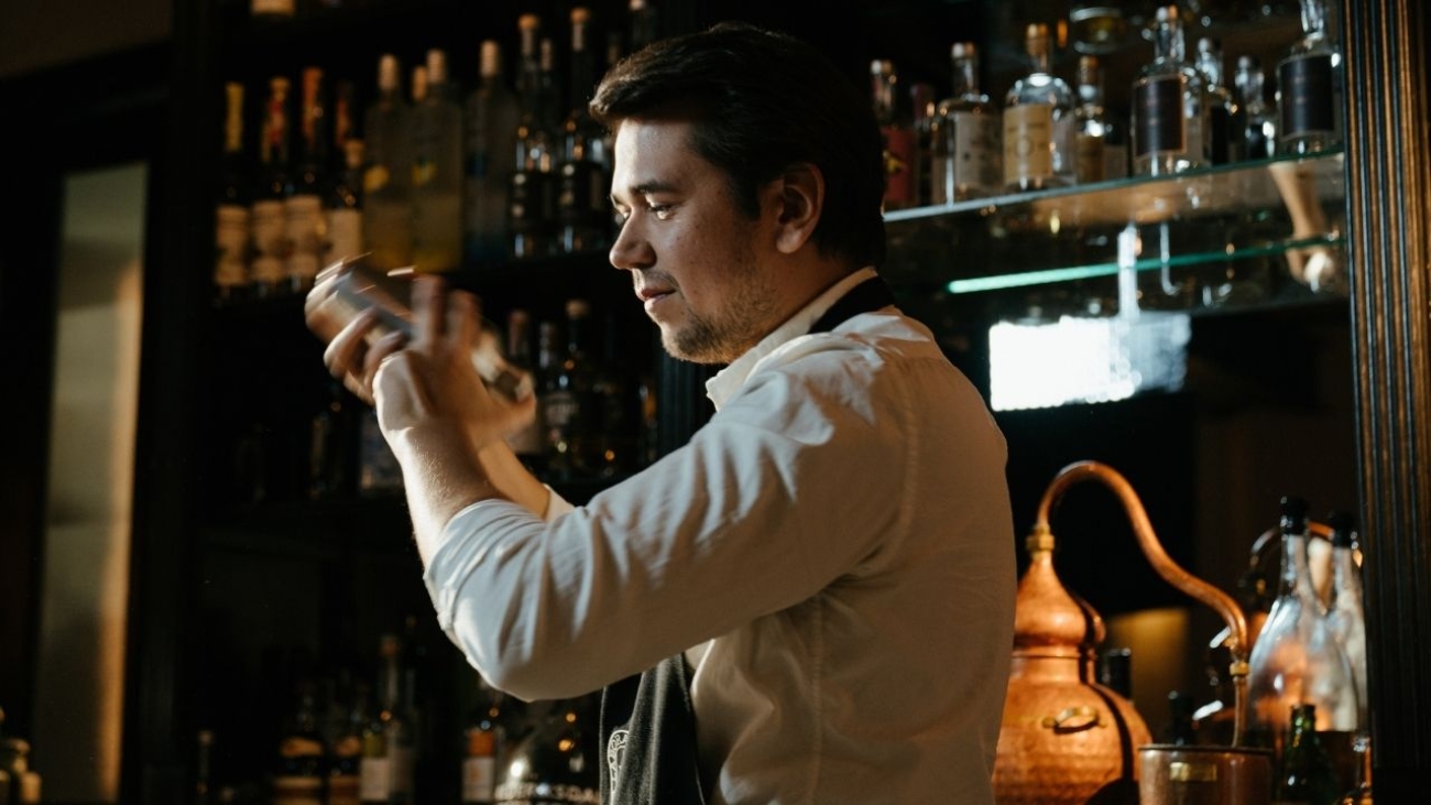 Pokazy flair barmanów nad Wisłą – jak uatrakcyjnić event z River Cafe