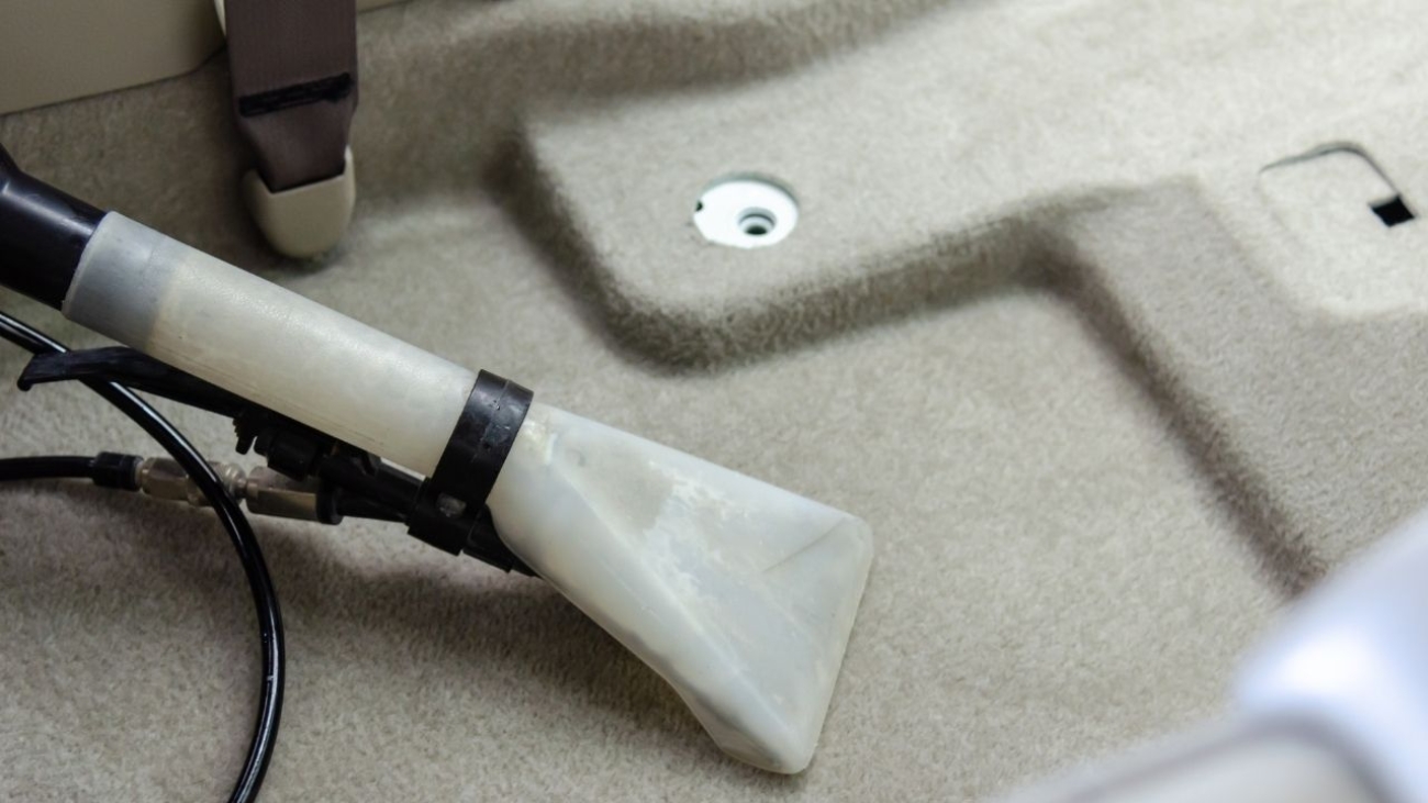 Porównanie prania tapicerki skórzanej i materiałowej: różnice i zalety