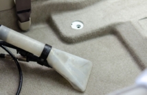 Porównanie prania tapicerki skórzanej i materiałowej: różnice i zalety