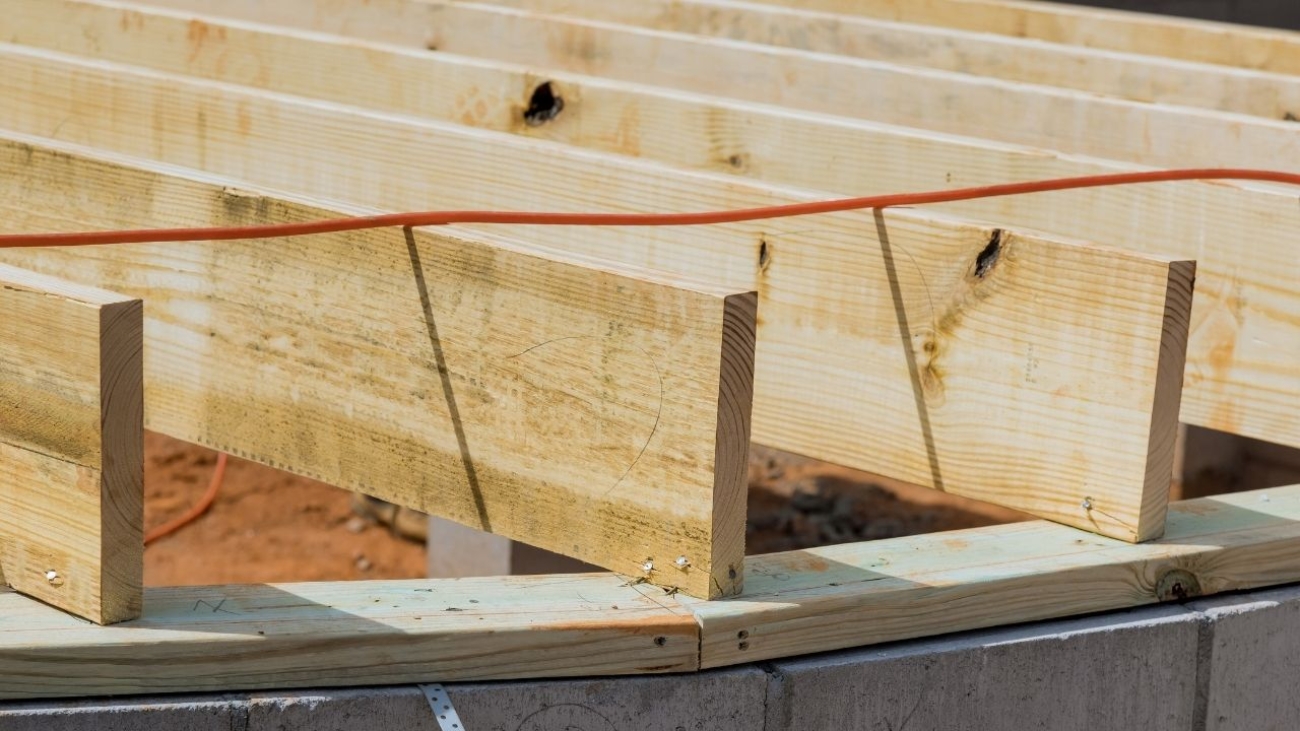 Wybierając legary do desek kompozytowych: gdzie zacząć