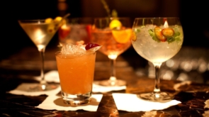 Cocktail bar z kreatywnymi koktajlami i panoramą Warszawy