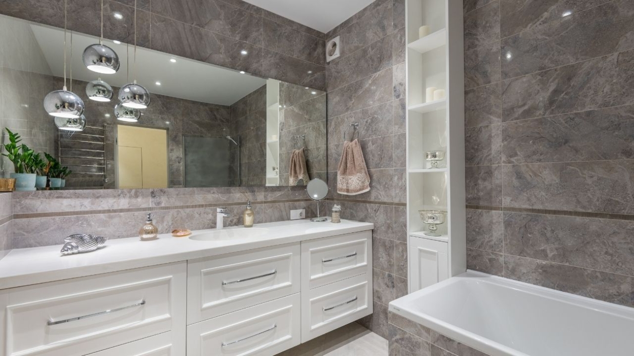 Czy meble do łazienki na wymiar są korzystnym rozwiązaniem?