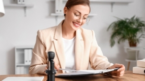 Czym różni się notariusz od adwokata i kiedy skorzystać z którego?