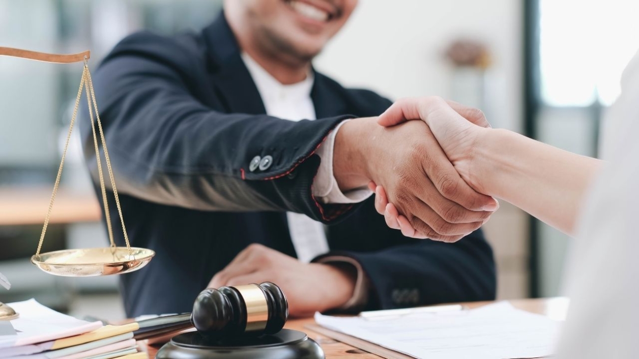 Obsługa prawna firm – kiedy warto skorzystać z zewnętrznego eksperta?