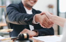 Obsługa prawna firm – kiedy warto skorzystać z zewnętrznego eksperta?