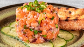 Jak dobrać wędzonego łososia do wina lub piwa – szybki przewodnik