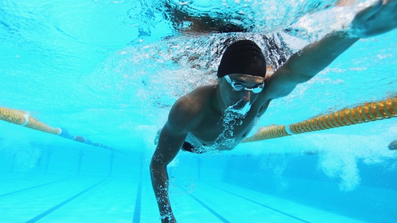 Jak wygląda proces analizy wideo podwodnego w treningu pływania?