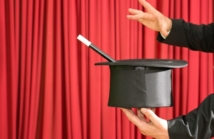 Pokaz iluzji z elementami firmowymi – personalizacja i branding na scenie