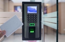 Systemy kontroli dostępu w budynku biurowym — co powinna zawierać instalacja?