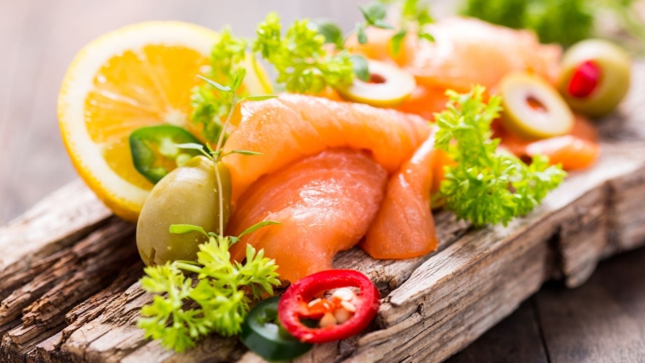 Dlaczego łosoś ma czasem biały nalot? Czy to oznaka zepsucia?