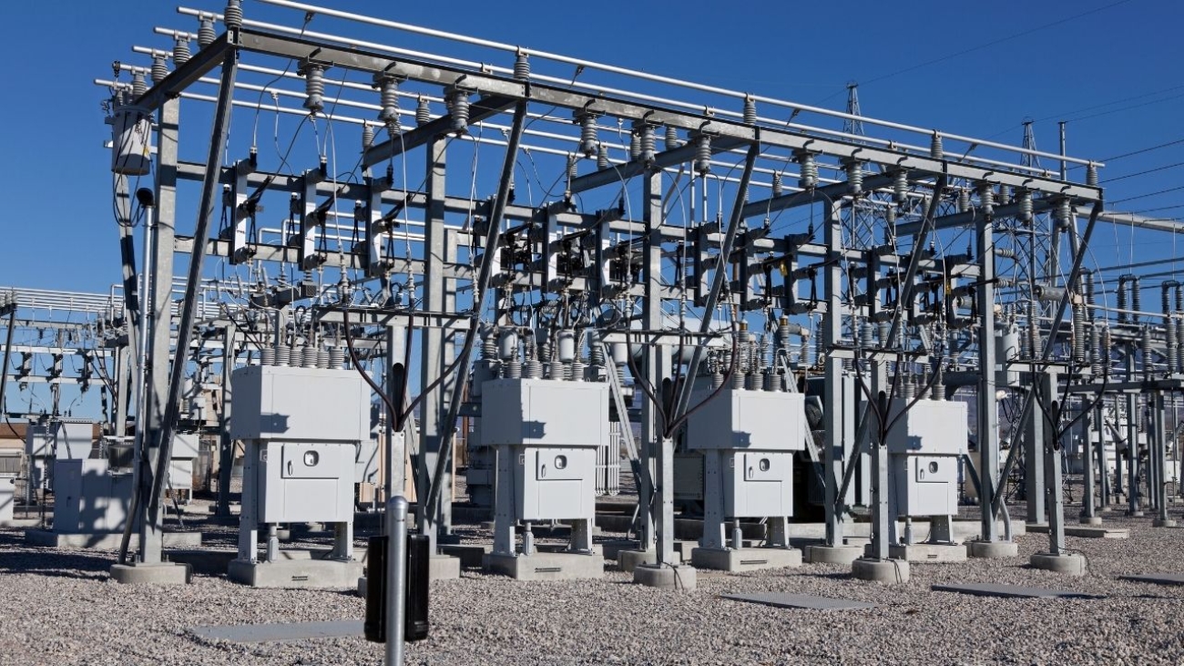 Stacje elektroenergetyczne: co wpływa na bezpieczeństwo i niezawodność?