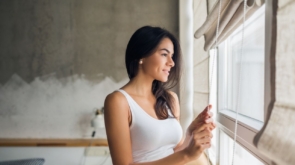 Rolety rzymskie a zasłony – porównanie